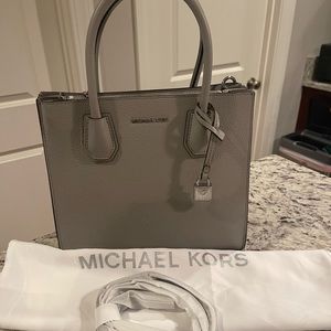 Woman’s purse Michael kors grey never used